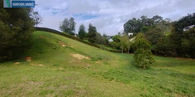 Lote terreno ondulado para venta, bordeado por una pequeña corriente de agua; con un área de 2.555 metros cuadrados aproximadamente. Está ubicado en parte central de la parcelación distribuida en 133 lotes. Tiene portería 24 horas, citofonía virtual, vías pavimentadas, lagos, senderos ecológicos, zona de recolección de basuras, sistema de red eléctrica subterránea. En sector con cercanía a Colegios como Horizontes, a la Universidad de Antioquia del Carmen de Viboral, a la Capilla en El Canadá, al Aeropuerto José María Córdoba, a supermercados como Carulla de Llano Grande y por quedar sobre vía principal, tiene fácil acceso a transporte público intermunicipal hacia Rionegro, La Ceja y San Antonio, en esta última vía está en ejecución trabajos de construcción de doble calzada con conexión a Llano Grande.Es importante tener en cuenta que el valor de la cuota de administración tiene un descuento del 10 porciento por pronto pago si se realiza hasta el día 15 de cada mes, quedando en $451.12