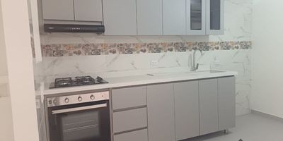 Esta casa recien remodelada de 69.98 metros cuadrados se encuentra ubicada cerca del Hospital Pablo Tobón Uribe, la Avenida 80 y varios puntos de interés, con excelente acceso a transporte y servicios.
Cuenta con tres habitaciones, dos closets, un baño, sala comedor, terraza, cocina integral con horno y un patio con zona de ropas. Es una excelente opción para quienes buscan comodidad y cercanía a servicios esenciales.
¡No dejes pasar esta oportunidad única! ¡Contáctanos al 3012021300 para programar una visita y descubre más sobre esta increíble propiedad!