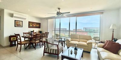 Apartamento en venta – Portal de Genovés.

Excelente vista y espacios amplios, disfruta de la comodidad, amplitud y elegancia en este espectacular apartamento de 130 m² ubicado en exclusivo edificio ubicado en  Portal de Genovés.

Cuenta con tres alcobas, cada una con baño privado, ideales para la privacidad y el confort de toda la familia. Dispone además de sala de estar perfecta para compartir en familia o usar como espacio de trabajo o entretenimiento.

La cocina abierta, moderna y funcional, se integra armónicamente con la zona social, y el apartamento incluye cuarto y baño de servicio, baño social, closet de lino y una excelente distribución interior.

Incluye cortinas y blackouts en todas las áreas, depósito y dos parqueaderos en línea.

El apartamento se encuentra en un piso alto, lo que le brinda una vista panorámica espectacular y excelente iluminación natural.

Edificio de tres torres, dos ascensores cuenta con completas zonas comunes para disfrutar con familiares y amigos:

Piscina, salón social, parque infantil, parqueadero de visitantes, vigilancia y seguridad 24/7, zona BBQ. 

Una excelente oportunidad de inversión y calidad de vida en una de las zonas más apetecidas de la ciudad.
