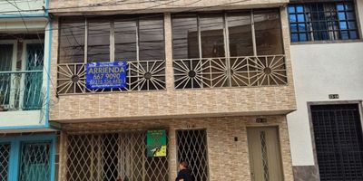 ¿Quieres un lugar donde cada día se sienta más fácil y agradable? Este apartamento en el barrio Aranjuez de cali,  comodidad, ubicación y funcionalidad para que  disfrutes plenamente tu hogar. Te recibe una acogedora y amplia  sala-comedor, ideal para compartir con familia o amigos. Dispone de dos habitaciones con clóset, baño social, cocina semi integral y zona de oficios con lavadero y punto para lavadora. Además, cuenta con un patio versátil, perfecto para tus plantas o como espacio auxiliar que aporta frescura y ventilación natural.Su ubicación es inmejorable: cerca de colegios, supermercados y zonas comerciales, con excelentes vías de acceso y transporte público que conectan a toda la ciudad. Un hogar ideal para familias pequeñas y bien ubicado.Contáctanos ahora y agenda tu visita. 3155564425. ¡Tu nuevo hogar te está esperando!