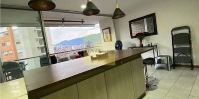 CODIGO: 918FR3991 Área 157m2, 3 alcobas  principal con baño y Vestier, 5 baños cada alcoba tiene baño cabinado, cocina integral con isla, tipo americana, acabados de lujos,  sala – comedor, sala de tv, estudio, balcón, garaje  doble lineal, doble paralelo, cuarto útil.  Unidad con portería 24 horas, parqueadero de visitantes, piscina, zona de mascotas, juegos de niños, salón social y gimnasio. Excelentes rutas de transporte, cerca al mall villa grande y parques.
