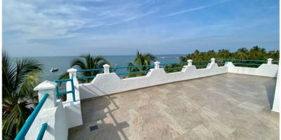 CÓDIGO 9303FR499. Apartamento Dúplex en Primera Línea de Playa con Vista Panorámica. Cuenta con Tres Alcobas con Baño Privado, Cocina Integral con Isla Tipo Americano, Sala Comedor, Dos Balcones, Depósito y Cuarto de Labores. El condominio ofrece Piscinas, Solarios, Zonas Verdes, Parqueadero, Zona Infantil, Portería y Vigilancia. Ubicado cerca del Aeropuerto y Centro Comercial. SI ESTA PROPIEDAD ES DE SU INTERÉS, CONTÁCTENOS Y AGENDAMOS UNA CITA.
