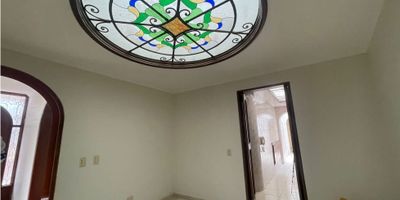 Código 930FR9702 Hermosa CASA en venta barrio LA ALHAMBRA, ubicada en CONJUNTO CERRADO cuenta con dos plantas, la primera plata está distribuida de la siguiente manera: sala con chimenea, comedor, baño social, cocina integral,  patio de ropas con habitación del servicio y baño,  dos habitaciones un de ellas con walking closet y jacuzzi, habitacion del servicio, jardin interior. En la segunda planta se encuentran dos habitaciones amplias, con walking closet, baño con tina y hermosa vista interior del conjunto.La casa cuenta con dos parqueaderos cubierto y espacio para parqueadero de visitantes.El conjunto cuenta con vigilancia privada, y está ubicado en una zona familiar, muy tranquila, cercana a los principales centros comeciales, vías de acceso pavimentadas y parques cercanos.
