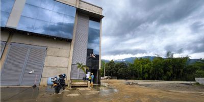 ? Se arrienda bodega en el Centro Logístico Industrial de Girardota (CLIN)

? Ubicación estratégica: Girardota, Antioquia. Acceso inmediato a vías principales, ideal para operaciones logísticas e industriales.

? Área total construida: 400 m²


 
 Bodega principal (primer piso): 200 m²
 
 
 Segundo nivel 60 m²
 
 
 Tercer piso (oficinas o almacenamiento): 140 m²
 


? Área de patio de maniobras / parqueo / almacenamiento exterior:
1.400 m² completamente disponibles.

✅ Características destacadas:


 
 Altura libre ideal para almacenamiento de gran volumen.
 
 
 Amplios portones metálicos para fácil acceso de tractomulas.
 
 
 Fachada con ventanales de vidrio y excelente iluminación natural.
 
 
 Área de oficinas y baños en perfecto estado.
 
 
 Construcción moderna en concreto industrial, lista para operar.
 
 
 Red eléctrica e instalación sanitaria funcional.
 
 
 Ideal para logística, distribución, almacenamiento, manufactura liviana, entre otros usos.
 


? Incluye fotografías reales de las instalaciones.

? Condiciones flexibles de arriendo. ¡Listo para ocupar!

? Para más información o agendar una visita, contáctanos por este medio.
