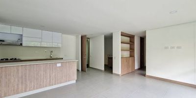 Apartamento en proyecto nuevo ubicado en el barrio El Trianón, Envigado. Cuenta con 3 habitaciones con clósets, 2 baños, sala-comedor, cocina integral, zona de lavandería y balcón. Está cerca de la iglesia San Ignacio de Antioquia y a una cuadra de la ruta integrada del metro. La unidad ofrece portería 24 horas, parqueaderos y zonas comunes en construcción.