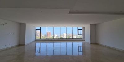 Vive con amplitud y elegancia en este exclusivo apartamento de 318 m² en El Golf, ideal para familias que buscan confort en una zona tranquila y bien ubicada. Dispone de 3 alcobas espaciosas, 4 baños, balcón panorámico, cocina integral tipo americano con despensa, sala de usos múltiples, hall de alcobas luminoso, habitación de servicio, suelos en mármol, depósito, zona de lavandería y 2 garajes privados. El edificio ofrece piscina, gimnasio, sauna, turco, salón social, zona infantil, parques cercanos, parqueaderos para visitantes y planta eléctrica. Descubre tu nuevo hogar en El Golf.
