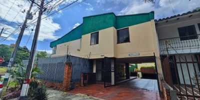 Codigo: 931FR6468 Descubre esta encantadora casa de ciento veinte metros cuadrados en un exclusivo conjunto residencial en el barrio Prados del Norte, Cali. La casa está distribuida en dos niveles, esta propiedad ofrece en el primer nivel una amplia sala-comedor, cocina integral, baño social, zona de ropas y un acogedor patio con zona verde. En el segundo nivel, encontrarás tres habitaciones, incluyendo una principal con baño privado, además de una habitación de servicio con baño. La casa cuenta con dos parqueaderos en línea para cuatro vehículos y espacio adicional para dos depósitos. El conjunto ofrece una terraza común y baño social, brindando comodidad y seguridad en una ubicación privilegiada cerca de vías principales, parques, droguerías, panaderías y centros comerciales. Este hogar es ideal para quienes buscan vivir en una zona residencial tranquila y bien conectada. ¡No pierdas la oportunidad de hacer de este espacio tu nuevo hogar! Contáctanos ahora para más información.??
