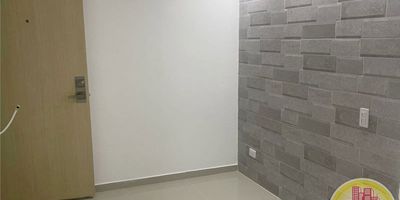 Codigo: 5653. 7° Piso en edificacion de 20 pisos. Acceso al inmueble: Directo a la via, sendero peatonal y ascensor. Alcobas con puertas, baños cabinados en vidrio, cubierta y extractor.