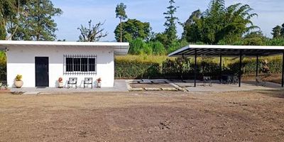 Inmueble ubicado en el sector de Zona Franca, Rionegro. Lote con un área de 5400 m2 totalmente planos, el lote cuenta con una construcción la cual cuenta con baño, cocineta y pozuelo el cual puede ser acondicionado como oficina. Lote ideal para almacenaje, acopio de vehículos, vivero, entre otros. Ubicación estratégica, zona franca a menos de un kilómetro, zona altamente comercial e industrial, cerca a acceso túnel de oriente Aeropuerto Internacional a 12 minutos aproximadamente, casco urbano de Rionegro a menos de 10 minutos. Cómodas vías de acceso, rutas de transporte cercanas.