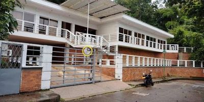 Casa en Arriendo en Piedecuesta, cuenta con 2 niveles con 3 alcobas, 4 baños, 1 cuarto deposito, cuarto de servicio con closet y baño, estudio con escritorios, sala amplia, comedor independiente, cocina integral, hall de TV, zona de ropas con calentador y garaje. adicional, dispone de turco, piscina, zona BBQ con su baño, cuarto de herramientas, terraza y zonas verdes alrededor. Ubicada dentro de un conjunto cerrado que dispone de piscina para niños y adultos, zona BBQ, zonas verdes y vigilancia 24 horas del día.