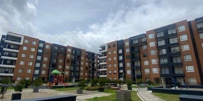 Codigo 18956. Se vende apartaestudio en el Conjunto Residencial Bosque Sabana Silvestre, Cajicá. Ubicado en el piso 6, con un área de 39,81 m² distribuidos en cocina integral moderna, sala comedor con balcón, 1 habitación con clóset y baño, y hermosa vista a la montaña. Incluye parqueadero y depósito. El conjunto ofrece salón comunal, salón de conferencias, club house y amplias zonas verdes. Ideal para vivir en un entorno tranquilo y natural.