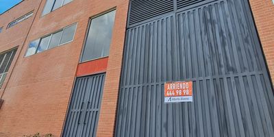 HERMOSA BODEGA, UBICADA CERCA AL AEROPUERTO JOSE MARIA CORDOBA , UNIDAD CERRADA, BODEGA PREFERIBLEMENTE PARA ALMACENAMIENTO, AREA TOTAL 440 MTS, PRIMER PISO 200, ZONA DE OFICINA 20 MTS, SEGUNDO PISO 200 MTS. CONTACTANOS PARA BRINDARTE MAS INFORMACION. 