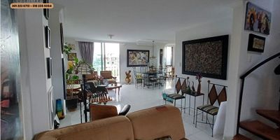 En PRADOMAR, PUERTO COLOMBIA, vendemos acogedor apartamento dúplex claro e iluminado con agradable vista al mar, muelle y faro de Puerto Colombia. 
EDIFICIO
Con 10 aptos, en sector residencial y tranquilo, celaduría diurna, 11 garajes, portón garaje eléctrico, terraza social con espacio para hacer un BBQ, sin ascensor.
MEDIDAS APTO
147 metros, estrato 4, pisos 4 y 5, antiguedad 30 años
REPARTO APTO NIVEL 1
Recibo, espacio grande para sala y comedor, un balcón tipo terraza con vista al mar caribe, cocina semiabierta, zona de labores, cuarto y baño de servicio
REPARTO APTO NIVEL 2
Estar de alcobas o estudio, 3 alcobas, principal con baño, 2 alcobas auxiliares, una con balcón
BAÑOS
3 en total, 2 para alcobas, 1 para servicio
EXTERIORES
Esta propiedad esta rodeada de hoteles, restaurantes, supermercados, unidades residenciales, droguerías
PRECIO 
$ 480.000.000 Venta
$ 340.000 administración
