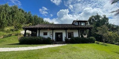 Predio rural de 6.400m² con excelente vocación agrícola, glamping y recreativa. Cuenta con 3 construcciones (cabañas tipo rústico-moderno) totalmente dotadas, con una área total construida de 441m², más mirador con estructura en guadua y piso flotado.Dispone de 597 árboles y cultivos frutales (cítricos, aguacate, guayaba, feijoa, entre otros), sistema hidráulico completo, red eléctrica, cámaras de seguridad, red de gas, rieles vehiculares y pozo séptico.Ideal para inversión turística: actualmente genera ingresos por arriendo tipo Airbnb y venta de frutas. A solo 2km del casco urbano
