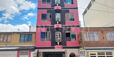 Edificio adecuado como Lujosa Residencia en Kennedy Central con dos predios, Entrada por calle y por carrera en una área de 2.074 Metros construidos, parqueadero más de 10 vehículos más motos, treinta habitaciones sencillas bien equipadas (cabecero de lujo. Smart TV. Mini componente. Silla Amorosa. Baños encerrados en vidrio templado. equipado con tres suites grandes con Jacuzzi, una suite con Sauna más Jacuzzi, Lavandería bien equipada, con Dos Calderas, Muy buena facturación.