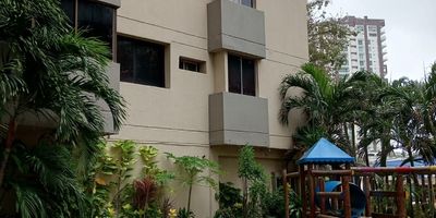 Apartamento en Arriendo Alto Prado
Características del inmueble
2 alcobas principales
1 baño familiar
Cuarto y baño de servicio
Cocina funcional
Sala comedor amplia y ventilada

Comodidades del edificio
Vigilancia privada 24 7
Ascensor
Parqueadero
Zonas comunes organizadas y seguras

Excelente ubicación en el exclusivo sector de Alto Prado
A pocos pasos de centros comerciales supermercados clínicas y zonas gastronómicas