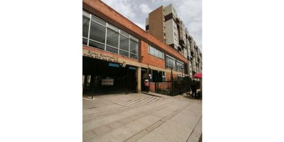 1? Se vende apartamento (piso 10), ubicado en el Conjunto Residencial Roma Reservado 2. El sector cuenta con acceso rápido a la Avenida Boyacá, la Calle 57C Sur y la Carrera 81, además de contar con cercanía a paradas del SITP que facilitan la movilidad hacia diferentes puntos de la ciudad. 

? En cuanto a su entorno ecosostenible, el conjunto se encuentra próximo a espacios verdes como el Parque de Roma y áreas recreativas del sector, que invitan a disfrutar de la naturaleza, caminar, ejercitarse y compartir actividades al aire libre en familia. Estos espacios aportan un estilo de vida saludable y mayor bienestar, combinando la tranquilidad de un entorno residencial con la vitalidad de las zonas verdes urbanas.

 

Consta de 45 m², distribuidos en dos habitaciones, un baño, sala comedor, cocina integral y zona de ropas con calentador de paso a gas. 

El conjunto residencial ofrece diversas amenidades como parqueadero comunal, zonas verdes, parque infantil, salón social, vigilancia privada las 24 horas y circuito cerrado de televisión, garantizando seguridad y calidad de vida.

 

? Valor: $152.000.000 negociables.

? Informes: 313 446 2471
