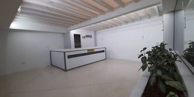 Se arrienda excelente local a solo una cuadra del parque principal de Rionegro, Antioquia, con espacios amplios y funcionales para diferentes tipos de servicios.
Área total: 280 m²
7 baños.
1 cocina.
3 salas de espera.
1 salón principal amplio.
10 consultorios o salones. Recepción.
Cuarto de archivo.
Cuarto para residuos sólidos.
Ideal para:
Centros médicos, odontológicos, estéticos o instituciones educativas.
Canon mensual: $16.000.000
(Administración y servicio de agua incluidos)
Ubicación estratégica con excelente flujo peatonal y vehicular.
¡Una oportunidad única para establecer tu negocio en una de las zonas más activas del oriente antioqueño!