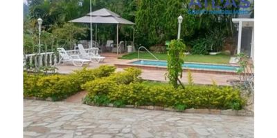 VENTA DE EXCELENTE PARCELA EN LEBRIJA SANTANDER COD :1001

 

AREA DEL TERRENO:  3 Hectareas

?actualmente cultivadas de piña y plátano .

?️?️La casa mide 160 metros cuadrados aprox . 

✅Tres habitaciones

???Segundo  piso con mirador 

??Tres baños. Dos completos uno con tocador

?Cocina semi integral 

✅Sala comedor independiente 

?Zona  de ropas

?BBQ

?Amplios corredores

??Parqueadero cubiertos para dos carros, y ocho carros descubiertos .

??Áreas húmedas,  piscina,  turco,  kiosco, baño, vestier, duchas.

?Portón automático,  eléctrico.

??Árboles frutales,


 mango,
 limones,
 mandarinas,
 guanábana,
 naranjas


PRECIO: 1.500 millones ✅negociables. 

? Estudiamos PERMUTA .

AGENDA TU CITA 301- 5948-700 O  300-3681-081
