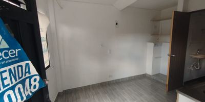 Apartaestudio nuevo ubicado en la zona de La Floresta. En el podras disfrutar espacios comodos y luminosos. Cuenta con 1 habitacion, 1 bano, sala comedor y cocina semi integral. Con cercania a la unidad deportiva de la floresta, la estacion santa lucia del metro. Buen acceso a trasporte publico y supermercados.