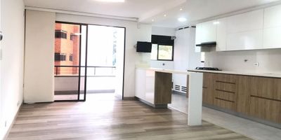 Se renta apartamento en el sector del poblado, piso 7 , área 115 m2, 2 alcobas, la principal cuenta con vestier y baño, además de un balcón, sala comedor, estudio, cocina integral con red de gas y barra americana, zona de ropas separada, balcón en la sala, baño social completo, parqueadero sencillo y cuarto útil.
