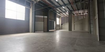 Arriendo bodega en caldas (unidad industrial) área: 678m2, cuenta con puerta camion, área de oficinas, piso reforsado, muy buena iluminacion natural y artificial, cuenta con ventilacion, energia trifásica 75 KVA, vigilancia 24/7 en la unidad, parqueadero privado y para visitantes, red contra incendios. 

precio 17 millones más IVA

Asesor: Farith Copete Cel: 3014299381

Codigo Wasi:9317531

 
