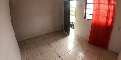 2 CUARTOS SIN CLOSET ,SALA, COMEDOR COCINA SENCILLA , 2 BAÑOS ,DUCHA, ZONA DE ROPAS CON LA LAVADERO GAS PISOS EN CERÁMICA Y BALDOSA. SERVICIOS INDEPENDIENTES. 
