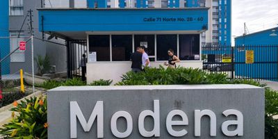 Se vende excelente apto. piso 12 al norte de Cali, barrio brisas de los álamos, conjunto residencia Modena. Consta de sala comedor, 2 habitaciones, habitación principal con baño, baño social, estudio u opción de tercera habitación, cocina integral, zona de oficios y pisos en porcelanato. Excelentes acabados. La unidad cuenta con piscina, salón comunal, zona BBQ, vigilancia las 24/7 y parqueaderos comunitarios. VALOR DE VENTA: $225.000.000 - VALOR DE LA ADMINISTRACION: $205.000. Localizado cerca de la terminal Menga del mío, en la entrada al barrio brisas de los álamos donde las familias podrán vivir una experiencia llena de calidez y bienestar. Información Adicional al PBX (602) 5532727 o con Lilian Vidal 318 3349388