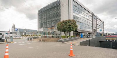 En Chía, Cundinamarca, moderna oficina pensada para potenciar tu negocio, ubicada en el segundo piso de un edificio con excelentes instalaciones, está diseñada para ofrecer comodidad y eficiencia laboral. Con vigilancia 24 horas, CCTV y control de acceso electrónico, garantizando un ambiente seguro y profesional.

El edificio cuenta con un salón de usos múltiples, gimnasio y una terraza con jardín que proporcionan espacios ideales para el esparcimiento y la socialización. Además, encontrarás un centro de negocios, sala de reuniones y videoconferencias que facilitan el trabajo colaborativo y suman puntos a tus presentaciones. El lobby y la portería con ascensor complementan la comodidad que necesitas para un entorno laboral óptimo.

La ubicación es estratégica, ideal para quienes buscan un espacio de trabajo bien conectado. Con dos parqueaderos individuales a disposición. No pierdas esta oportunidad de llevar tu empresa al siguiente nivel. ¡Contáctanos para agendar t...