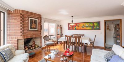 En el exclusivo barrio en Bogotá, ofrecemos para la venta un encantador apartamento con una vista impresionante a las montañas. Ubicado en el sexto piso, este hogar tiene mucho que brindar.

El apartamento está muy bien distribuido. Cuenta con tres confortables habitaciones, una cocina perfectamente equipada con gas natural y estufa a gas, y hasta una chimenea de madera para los días fríos. Los cuartos y el baño de servicio ofrecen un espacio adicional. Para la comodidad del residente, el apartamento dispone de dos parqueaderos lineales.

Las amenidades de la propiedad incluyen un elegante salón comunal. Sin duda, es el lugar perfecto para relajarse o socializar con los vecinos. 

No pierdas esta oportunidad de disfrutar de un gran estilo de vida en una de las zonas más privilegiadas de Bogotá. ¡Pide tu visita ya!