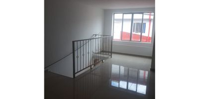 Casa con Renta en La Asunción Manizales

Oportunidad de invertir en una casa multifamiliar de 140 m2 privados sobre un lote de 80 m2 en La Asunción Manizales, que incluye tres unidades independientes listas para generar ingreso mensual. El inmueble reformado incluye acabados en cerámica y mármol que reflejan la luz natural y realzan cada espacio. Cada apartamento cuenta con servicios independientes de agua, gas y luz para garantizar autonomía. Esta propiedad combina potencial de renta con diseño funcional pensado para inquilinos exigentes.

Descripción de la propiedad

En el primer nivel se ubica un apartamento con sala comedor, cocina con dos closets, tres habitaciones, dos baños y patio privado, además de garaje convertible en sala de usos múltiples. El segundo nivel alberga un apartamento de dos habitaciones, un baño, sala comedor, cocina y patio independiente. El tercer nivel ofrece un apartaestudio con un ambiente, un baño, cocina y espacio para lavandería. Todas las unidades cuentan con hall de alcobas y suelos en cerámica y mármol que facilitan el mantenimiento.

Descripción del entorno y acceso

La casa se sitúa en La Asunción un barrio residencial con acceso pavimentado y transporte público cercano que conecta con el centro de Manizales. Muy próxima a colegios, universidades y un centro médico ofrece comodidad para familias y profesionales. Las zonas verdes y parques cercanos invitan al esparcimiento al aire libre. El estrato tres garantiza tarifas de servicios asequibles en un entorno tranquilo y consolidado.

Contáctanos

Si esta casa con renta en La Asunción Manizales se ajusta a tus metas de inversión escríbenos por WhatsApp para agendar una visita y conocer los detalles de la renta pasiva que puedes obtener. Nuestro equipo atenderá tus consultas y te acompañará en cada paso del proceso. No dejes pasar la oportunidad de diversificar tu portafolio con esta propiedad. Envíanos tu mensaje ahora y asegura una fuente de ingresos 