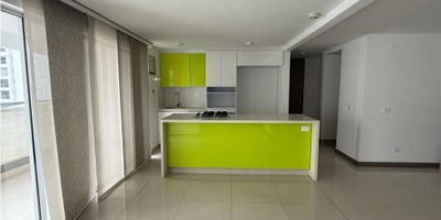 Apartamento en Venta en Itagüí, Antioquia! Este moderno apartamento de 89 M² te ofrece el espacio perfecto para disfrutar en familia. Cuenta con 2 amplias alcobas, 2 baños completos, balcón con vista agradable, armarios empotrados y estudio ideal para trabajar o estudiar desde casa.

La cocina integral está equipada con gas domiciliario y detalles de alta calidad, acompañada de una zona de lavandería independiente. Los pisos en cerámica aportan un toque moderno y elegante, mientras que los acabados garantizan confort y funcionalidad en cada rincón.

Ubicado en una urbanización cerrada con vigilancia 24/7 y circuito cerrado de TV, este apartamento ofrece acceso a excelentes amenidades: sauna, turco, gimnasio, piscina, zonas verdes, salón comunal, zona infantil y canchas deportivas (fútbol y squash). Además, cuenta con parqueadero para visitantes y cercanía a transporte público, centros comerciales, colegios y universidades.

Este es el lugar ideal para quienes desean un entorno residencial tranquilo, seguro y rodeado de naturaleza, sin renunciar a la cercanía con todo lo que necesitan. ¡Contáctanos y agenda tu visita hoy!

Recuerda que te ayudamos en elproceso de tu crédito de Vivienda!
