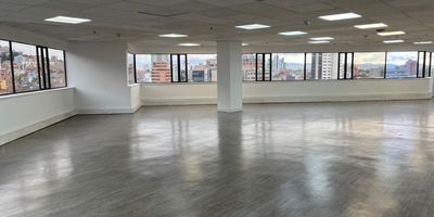 Oficina en venta de 413 m² ubicada en el piso 9 de un edificio corporativo, 100 % exterior y con espectacular vista panorámica al oriente. Planta libre, espacios amplios, abiertos y flexibles para adaptar según las necesidades actuales. Iluminación y ventilación natural excepcionales. Red contra incendios, cableado estructurado, cocina interior y dos baterías de baños. El edificio cuenta con dos ascensores, excelente seguridad y acceso. Incluye dos parqueaderos independientes. Oportunidad única en una de las zonas más estratégicas de Bogotá, con excelente conectividad peatonal y vehicular.