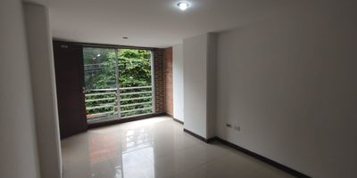 Acogedor apartamento en arriendo, ubicado en una zona estrategica Belen Fatima. El inmueble cuenta con 2 habitaciones, 2 banos, 2 closets, amplia sala-comedor, Cocina integral, red de gas y zona de ropas. Ideal para quienes buscan confort, espacio y muy buena ubicacion. Con cercanias al parque de Belen, unidad deportiva, supermercados y acceso a trasporte publico integrado.