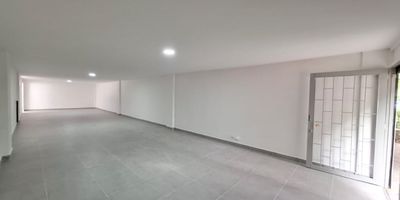 Local para arriendo en el sector de Manila, Poblado. Ofrece amplios espacios ventilados e iluminados. Cuenta con 1 salon, 1 sala de reuniones, piso en porcelanato, 1 bano y 1 cocineta. Ubicado estrategicamente cerca de la Avenida Las Vegas, Avenida El Poblado y la Calle 10, con facil acceso a transporte publico y rodeado de una variada oferta comercial.