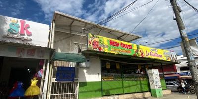 Te presentamos este local comercial esquinero en 2o. piso, en una de las zonas más transitadas y comerciales. El local cuenta con un área de 260 m², distribuidos en un amplio salón que ofrece la versatilidad de ser adaptado según las necesidades de tu negocio. Además, posee un balcón perimetral que no solo aporta excelente iluminación natural y ventilación, sino también gran visibilidad desde el exterior, aumentando el impacto visual de tu marca.
Incluye una cocineta, dos baños para caballeros y damas, este es adecuado para múltiples tipos de comercio: desde oficinas, centros de atención al cliente, academias, gimnasios, hasta puntos de venta.  Su ubicación privilegiada garantiza alto flujo vehicular y peatonal, justo frente al Súper Ínter de Maracaibo.
Una oportunidad ideal para empresarios que buscan presencia en una zona con alta proyección comercial.Contáctanos hoy mismo para más información o para agendar tu visita al 3155564425. ¡Tu próximo punto comercial te está esperando!