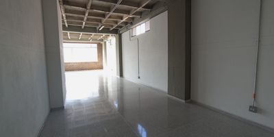 Arriendo bodega comercial, ideal para operaciones livianas u oficinas.
esta ubicada en un piso 3
