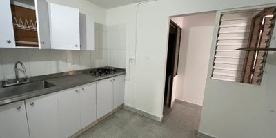 Se arrienda comoda y amplia casa de 152 m, y cuenta con 3 habitaciones, 3 banos, vestier, 2 closets, 1 sala, 1 comedor, cocina semi-integral, zona de ropas, cuarto util, amplio patio. Acabados en ceramica y calentador. Incluye un parqueadero cubierto. Ubicado en un excelente sector cerca de Viva Envigado, AV. las Vegas, y AV regional, con faciles rutas de acceso y transporte publico.