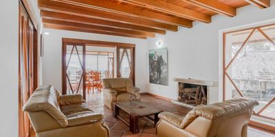 Maravillosa casa campestre ubicada en la vereda Yerbabuena, a tan sólo 15 minutos de la autopista norte, Subiendo por el Castillo Marroquín.
Consta de una casa principal tipo Chalet de 2 niveles; en el primer nivel verás la sala y comedor amplios, chimenea, cocina, baño social, tres alcobas y 2 baños
En el segundo nivel verás la habitación principal con baño privado, closet y una magnifica vista panorámica hacia los municipios de Cajicá, Chia y parte de la sabana de Bogotá.
Contiguo a la casa hay una bodega de 10 mts de frente por 20 mts de fondo.
También hay un kiosco ideal para BBQ, espacio para reuniones.
Casa de mayordomo prefabricada, tres alcobas, sala comedor, cocina, baño.
Instalaciones para establo y pesebreras, con capacidad para 16 animales. Corral para equitación, chalanería y manejo de ganado de 30 mt x 18 mt en madera aserrada inmunizada.
Bosque Nativo bien cuidado. 6 potreros debidamente cercados en postería de madera. 3 puntos de agua, acueducto Progr...
