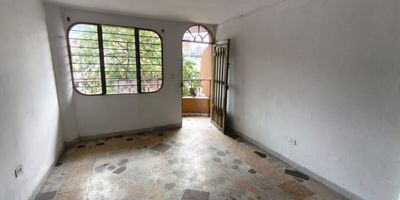 Casa Comercial para arriendo en el sector de Centro de la Moda Itagui. En el podras disfrutar espacios comodos, amplios y luminosos. Cuenta con  2 banos, cocina semi integral, 1 balcon y 2 salones. Con cercanias al Centro de la Moda y CC Platino, buen acceso a trasporte publico y supermercados.