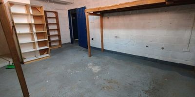 Bodega de 20m ubicada en el piso 3 de un edificio en el sector Guayabalia, con practicos almacenes en mezzanine de madera. Situada en una zona estrategica con facil acceso a la Avenida Guayabal, transporte publico cercano y rodeada de areas comerciales y residenciales.