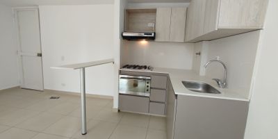 Hermoso apartamento de comodos espacios. Cuenta con Sala comedor, cocina integral, balcon, 2 banos, 2 alcobas con closet, en unidad cerrada con zonas comunes 