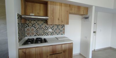 Apartamento en Marinilla!

Se ofrece en arriendo un apartamento ubicado en una unidad con excelente ubicacion, porteria 24 horas y ascensor.

Este apartamento cuenta con:

- Area construida de 72 metros cuadrados
- 3 habitaciones amplias y comodas
- 2 banos para una mayor comodidad
- Parqueadero para tu vehiculo
- 2 closet para una mayor organizacion
- Cuarto util para almacenamiento o uso adicional

La unidad ofrece seguridad y comodidad, con acceso controlado y ascensor para facilitar el acceso a tu hogar.

Contactanos para obtener mas informacion y agendar una visita!