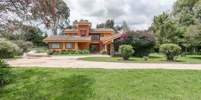 ¡Descubre tu oasis privado en Tabio! Esta espectacular finca de 7500 m² ofrece lujo y comodidad en medio de la naturaleza. Con 2 casas, casa de mayordomo, pesebreras y un bosque, tendrás espacio para todas tus pasiones. Disfruta de la tranquilidad en la casa de muñecas o reúnete con amigos en la zona de BBQ.

La casa principal cuenta con 4 habitaciones, la principal con walk-in closet y baño privado, 2 estudios, 1 balcón y una terraza para disfrutar de impresionantes vistas y cuarto y baño de servicio.

¡Esta propiedad es el sueño hecho realidad que estabas esperando!

No pierdas esta oportunidad de vivir en una casa con todas las comodidades que necesitas. 

Contáctanos para agendar tu visita y descubrir todo lo que esta propiedad tiene para ofrecerte.