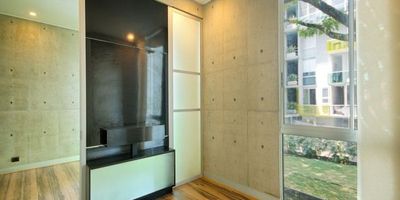 VENDO apartamento en Pance, Conjunto Rio Verde, a pocas cuadras del Pricesmart y de las Unversidades Icesi, Javeriana y San Buenaventura. 

El apartamento está en un segundo piso,  con ascensor panorámico, tiene sala-comedor, cocina americana, zona de ropas separada de la cocina, calentador a gas, amplio balcón con vista a parque interno, dos habitaciones, una de ellas con vestier y baño y la otra con closet y baño. Parqueadero cubierto en sótano. 
El edificio cuenta con piscina en la terraza con vista de 360 grados a toda la ciudad.
El apartamento mantiene un clima muy fresco por tener los techos a muy buena altura.
