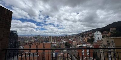 Oportunidad de inversión!!Se vende apartamento de 54.6 m2 con vista panorámica , excelente iluminación natural y diseño funcional. Cuenta con dos baños uno privado y uno social, cocina integral con estufa de inducción y horno eléctrico, cuenta con depósito y parqueadero privado. El edificio ofrece completas zonas comunes como vigilancia privada 247, circuito cerrado de televisión, parqueadero de visitantes, salón de juegos, zona de lectura, zona de yoga, zona de café, gimnasio totalmente equipado con zona húmeda y terraza con vista panorámica de 22 M2 y zona BBQ. Ideal para vivir o como inversión por su ubicación en zona de alta valorización. Contáctanos para más información o agendar una visita