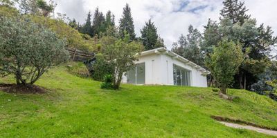 Presentamos este bello Loft de 120m2 en un lote de 1.427 m2, que se ha usado para recepciones de bodas y otros eventos, pero es muy fácil desarrollar otra casa en este lugar.

De los mismos propietarios aledaño a este tenemos en venta una espectacular casa con un inmenso lote que podrás apreciar en la página www.pads.com.co con el código 5794 y hacer una negociación por los dos predios.

Si tu idea es la de desarrollar un negocio, acá podrás hacer tu proyecto realidad.

¡Mejor ven y adquiere esta gran oportunidad!