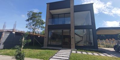 Casa en unidad cerrada , en el sector de Rionegro, cuenta con zonas  bien distribuidas compuesta de espacios independientes y compartidos que generan un ambiente 
acogedor, ideal para un grupo familiar.  Su ubicacion te permite disfrutar de un entorno tranquilo con 
facil acceso a (transporte publico, colegio, universidad, centro comercial, parroquia, clinica u hospital, 
supermercado, gimnasio, restaurante,  entidad bancaria, facil acceso a vias principales). 