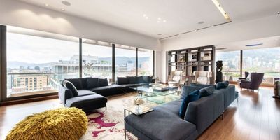 Tenemos el placer de presentarte en venta un espectacular penthouse dúplex, único en su tipo en la ciudad. Posee una espectacular vista en 360° que podrás disfrutar cada día.

Una de su principales características radica en sus amplios e iluminados espacios y el uso de materiales nobles en su diseño.

Al apartamento se accede a través de dos ascensores privados desde los cuales se accede a un elegante foyer que permite el ingreso al área social del apartamento. 

El salón principal y el comedor, comparten una chimenea a gas. La cocina integral, tiene una distribución inmejorable en la que destacan el mobiliario y los equipos de alta gama.

Las dependencias de servicio están conformadas por dos habitaciones, baño, lavandería y sala de estar.

El apartamento cuenta con  5 habitaciones, cada una con vestier y baño privado, siendo la alcoba principal la que ocupa el mejor espacio del apartamento.  

Si quieres vivir en en un sitio muy exclusivo, contáctanos.