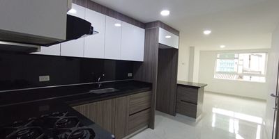 Apartamento en Arriendo  Sector La Floresta. Disfruta de espacios comodos, amplios y luminosos en este acogedor apartamento ubicado en el tradicional sector de La Floresta. Perfecto para familias o quienes buscan vivir en una zona residencial tranquila, con excelente conectividad. Cuenta con 3 habitaciones, 2 banos, 2 closets, 1 Vestier, sala comedor, cocina integral, red de gas, barra americana y zona de ropas, edificio cuenta con ascensor Ubicado cerca del Parque de La Floresta, la Parroquia La Inmaculada, diversos locales comerciales y con facil acceso al transporte publico.